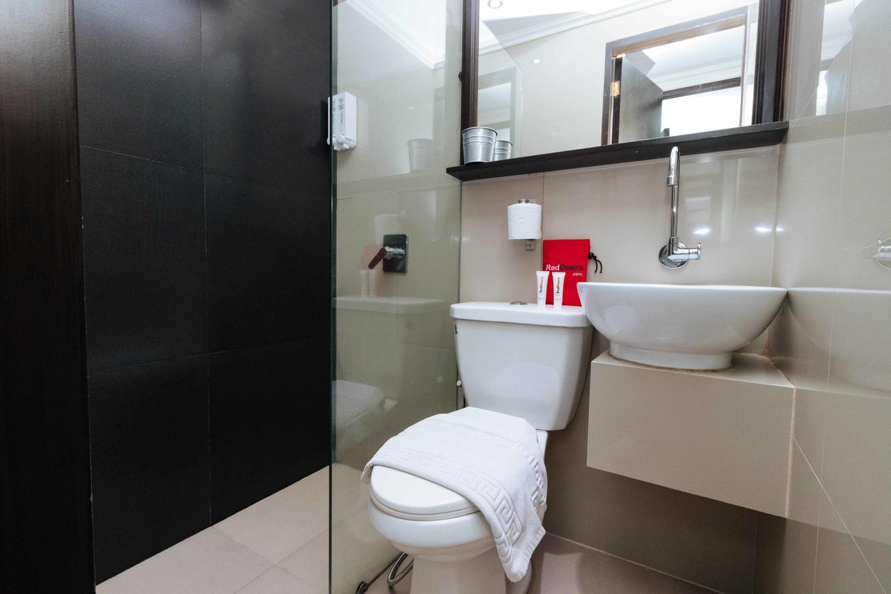 Reddoorz Plus @ Poblacion Makati Makati City Kültér fotó